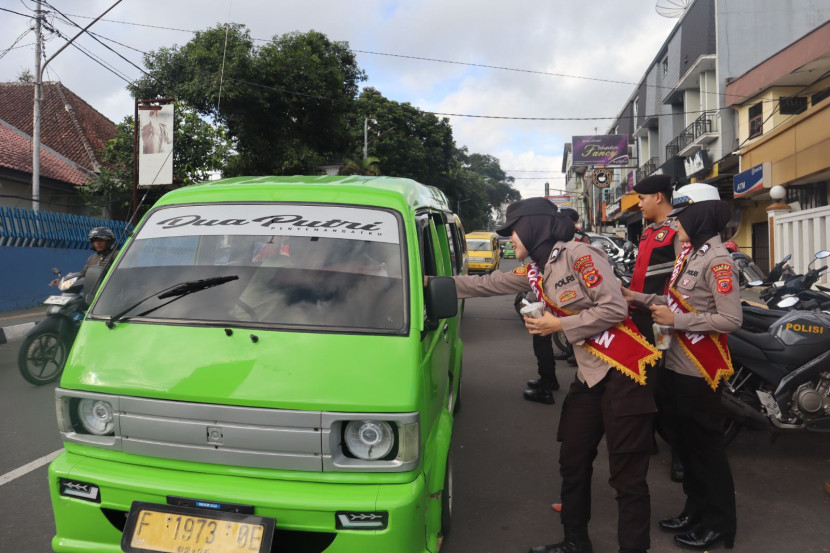 Polwan Polres Sukabumi Kota membagikan takjil gratis dalam program Batasa atau Berbagi Takjil Sebelum Buka Puasa di Jalan Perintis Kemerdekaan, Kecamatan Cikole, Kota Sukabumi, Senin (18/3/2024).