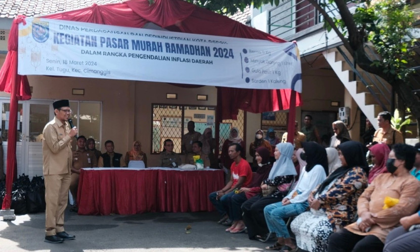 Wakil Wali Kota Depok, Imam Budi Hartono saat membuka Pasar Murah Ramadhan. (Foto: Dok Diskominfo Kota Depok)