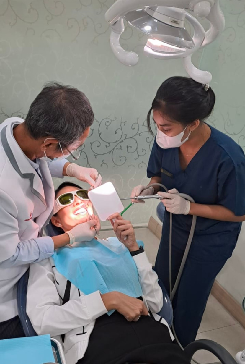Perawatan implan gigi di Arirang Dental Clinic. (Foto: Dok Ruzka Indonesia)