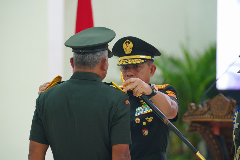 Panglima TNI Jenderal Agus Subiyanto memberi selamat Letjen Eko Margiyono.