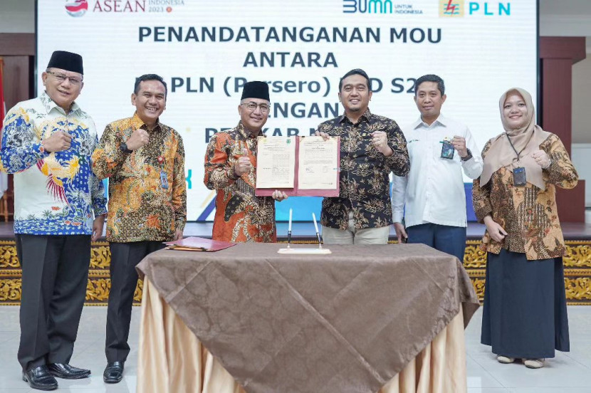 Pj Buapti Muba Apriyadi (keitga dari kiri) dan General Manajer UID S2JB Adi Herlambang (ketiga dari kanan) menandatangani MoU listrik masuk desa di Muba. (FOTO: Dinkominfo Muba)