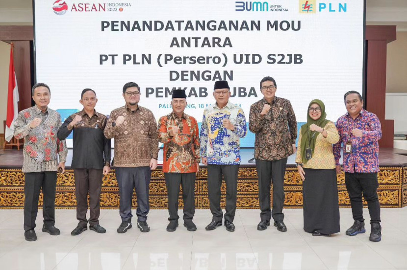 Pj Bupati Apriyadi bersama pada pejabat Pemkab Muba usai penandatanganan MoU dengan PLN. (FOTO: Dinkominfo Muba)