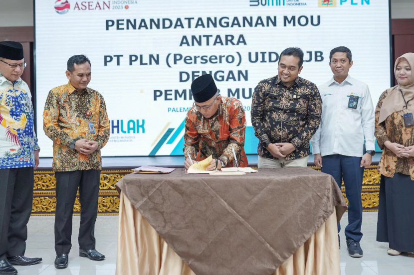 Pj Bupati Apriyadi menandatangani MoU tanda mulainya masuk listrik ke Muba menuju 100 persen desa dialiri listrik PLN. (FOTO: Dinkominfo Muba)