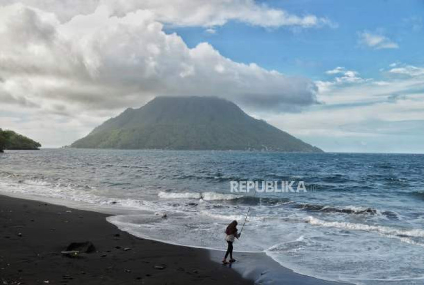 Pengunjung berwisata di Pantai Sulamadaha di Kecamatan Pulau Ternate, Kota Ternate, Maluku Utara, Kamis (25/1/2024). (Thoudi Badai/Republika)