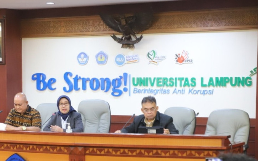 Rektor Universitas Lampung (Unila) Prof Lusmeilia Afriani menggelar konferensi pers di Unila, Selasa (19/3/2024). (Foto: Dok Humas Unila)