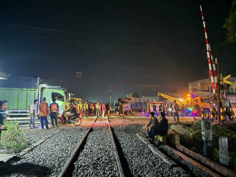 Petugas melakuan evakuasi truk yang menemper KA Putri Deli di Kabupaten Serdang Bedagai, Selasa (19/3). (Foto: Humas Divre I Sumut)