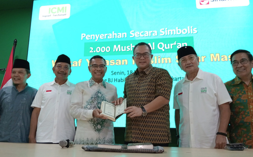 ICMI dan Sinar Mas membagikan sebanyak 2.000 eksemplar mushaf Al-Quran kepada lembaga-lembaga yang memerlukan secara gratis. (Dok ICMI)