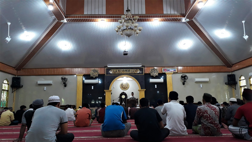 Jamaah sedang mendengarkan tausyiah di Masjid Al Muhajirin, Wayhalim, Bandar Lampung, beberapa waktu lalu. (Foto: SumatraLink.id/Mursalin Yasland)