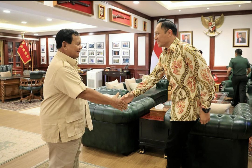 Menhan Prabowo Subianto menyambut Menteri ATR/Kepala BPN Agus Harimurti Yudhoyono (AHY) di kantor Kemenhan, Rabu (20/3/2024).