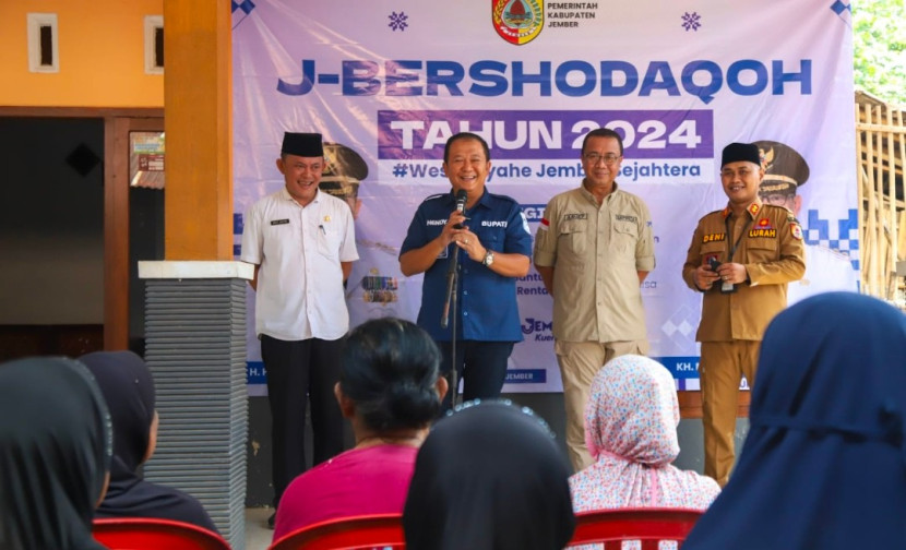 Bupati Jember Hendy Siswanto berkeliling mengajak warga bersedekah. (Foto: Dok Kominfo Jember) 