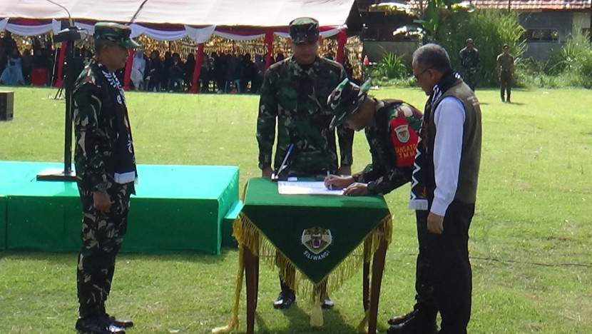 Kasdam III/Siliwangi, Brigjen TNI Aminudin bersama Dandim Kodim 0607/Kota Sukabumi Letkol Inf Yudhi Hariyanto saat peresmian pembangunan jalan baru, ditandai dengan pemotongan pita di wilayah Desa Tenjojaya, Kecamatan Cibadak, Kabupaten Sukabumi, Rabu (20/3/2024).