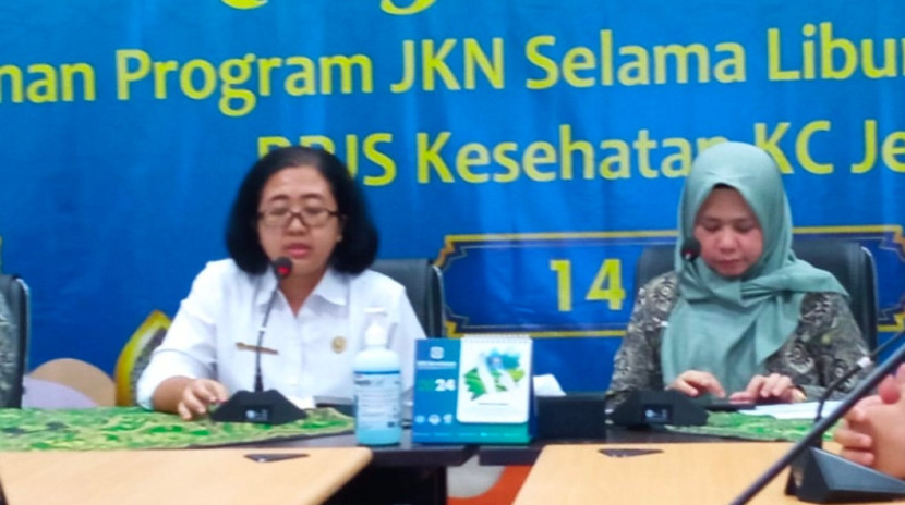 Kepala Cabang BPJS Kesehatan Jember, Yessy Novita (kiri) gelar press conference terkait pelayanan BPJS Kesehatan saat libur Lebaran 2024. (Foto: Sugianto)