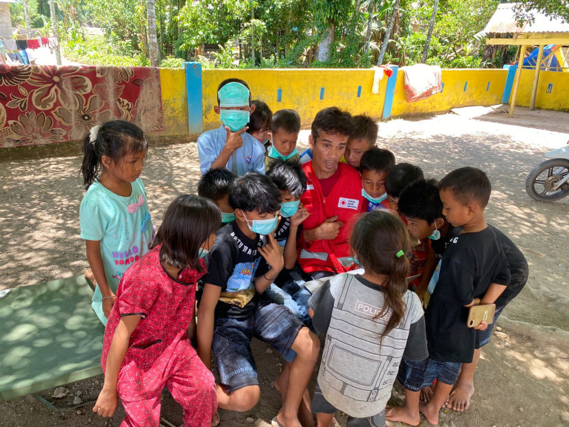 Anak-anak korban banjir dan longsor di Sumbar sedang bermain sekaligus belajar. (Dok PMI)