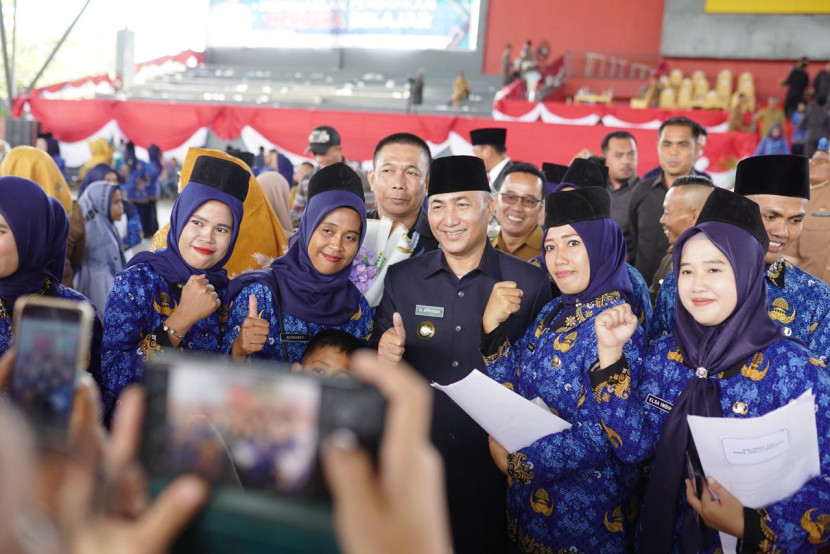 Pj Bupati Muba Apriyadi setelah penyerahan SK (surat keputusan) bersama CPNS dan PPPK yang diterima periode lalu. (FOTO: Dinkominfo Muba)