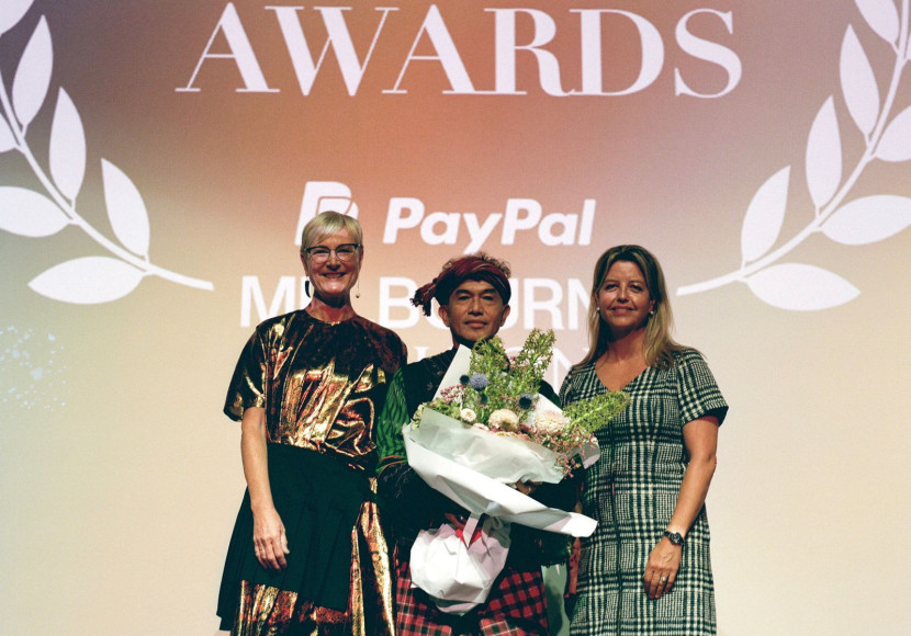 Penulis film Purun, Merdi Sihombing, saat menerima penghargaan 2024 PayPal Melbourne Fashion Festival - Fashion Film Awards. (Melbourne Fashion Festival 2024)