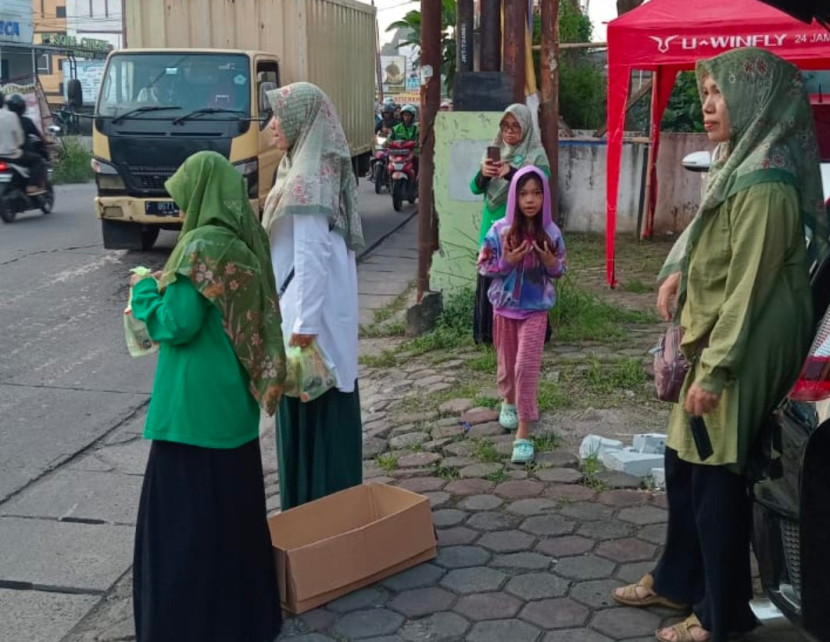 Muslimat NU Depok bagi-bagi Takjil di Ramadhan 1445 H. (Foto: Dok Ruzka Indonesia)