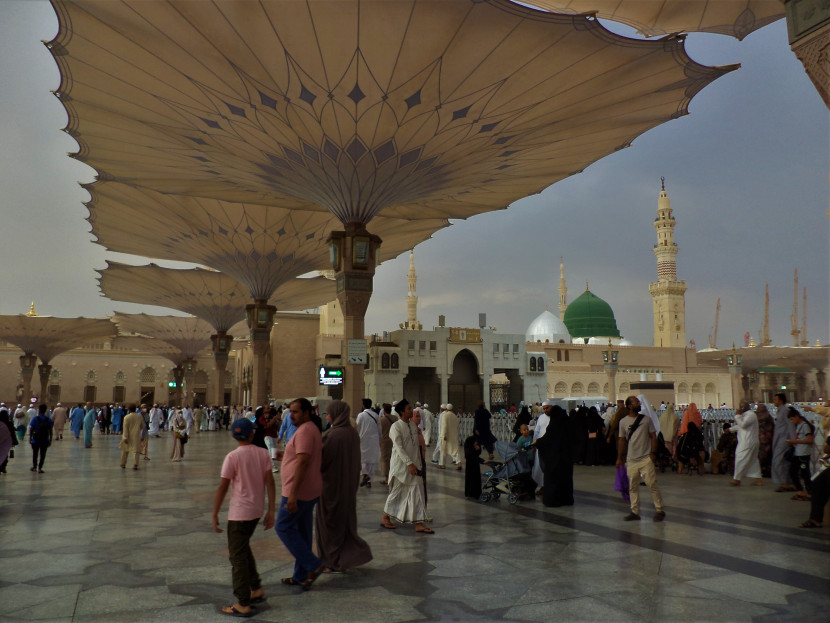 Bentangan payung di pelataran Masjid Nabawi, Madinah Al-Munawarah. (Foto: SumatraLink.id/Mursalin Yasland)