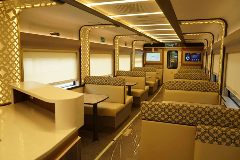 Kereta makan menjadi lebih mewah dengan interior dan furnitur premium. (Foto: Humas PT KAI)
