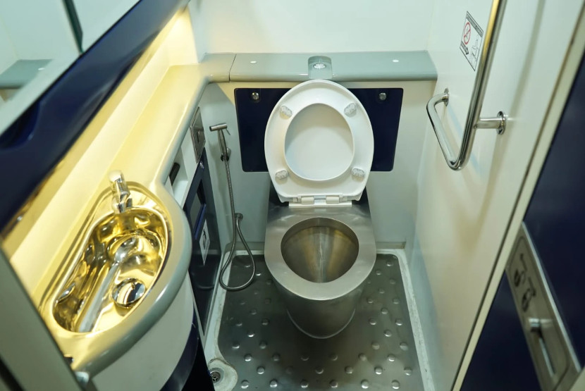 Penggantian jenis toilet menjadi toilet duduk dari sebelumnya model jongkok, serta dipisahkan menjadi toilet pria dan wanita. (Foto: Humas PT KAI)