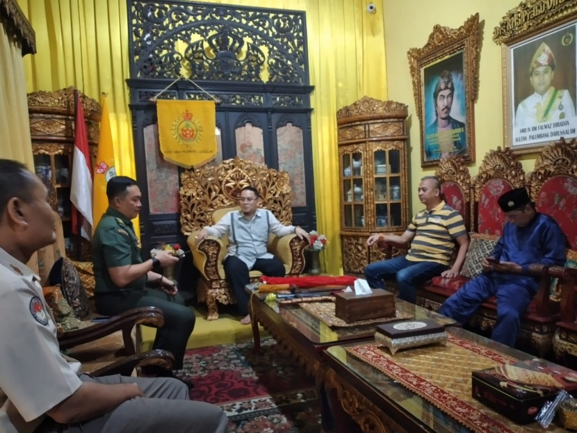 Sultan Mahmud Badaruddin (SMB) IV Jaya Wikrama RM Fauwaz Diradja menerima silaturahmi Waaster Kasdam II/Sriwijaya Letkol Inf Erwinsyah Taufan di Istana Adat Kesultanan Palembang Darussalam. (FOTO: D Oskandar)