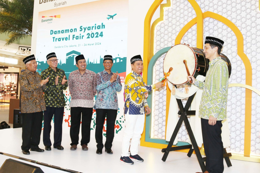 Presiden Direktur Bank Danamon Indonesia Tbk Daisuke Ejima (kanan) memukul bedug tanda dibukanya acara Danamon Syariah Travel Fair 2024, Kamis (21/3/2024). Foto: darmawan/sajada.id.