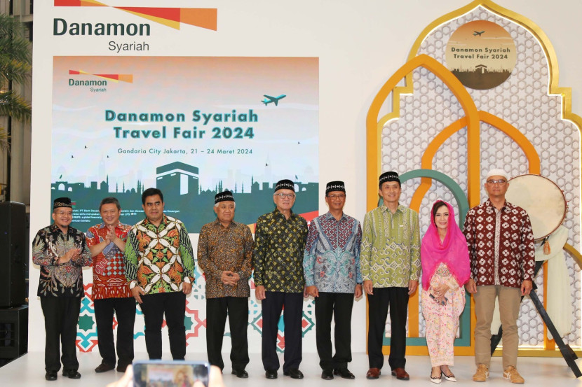 Para petinggi bank Danamon dan Danamon Syariah berfoto bersama dengan jajaran direksi serta sebagian peserta pameran Danamon Syariah Travel Fair 2024. (Darmawan/sajada.id)