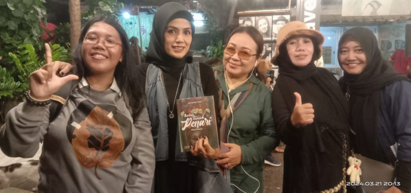 Para penyair wanita ikut pula meramaikan perayaan Hari Puisi Internasional yang jatuh pada Kamis 21 Maret 2024 di Posko #SaveTIM, Jakarta. (Foto: Lasman Simanjuntak)