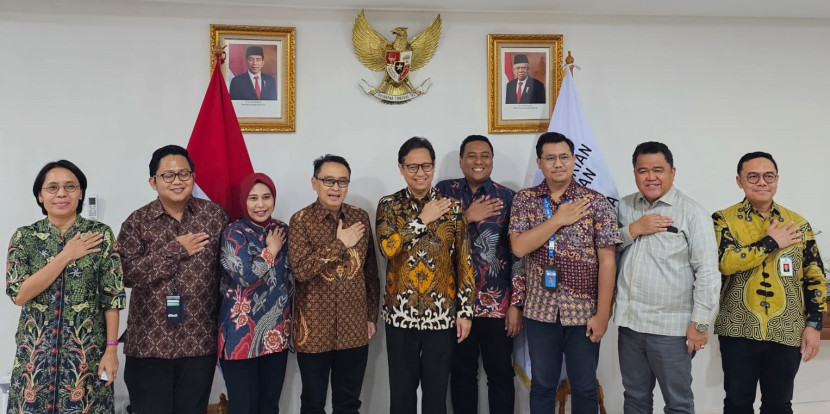 Jajaran Otsuka Indonesia berfoto bersama Menteri Kesehatan Budi Gunadi Sadikin dan pejabat lainnya.