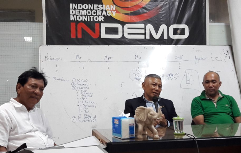 Tokoh pergerakan mahasiswa, Hariman Siregar (kiri) dalam sebuah diskusi mengenai politik dan demokrasi di Indonesia di Markas Indemo, Jakarta.