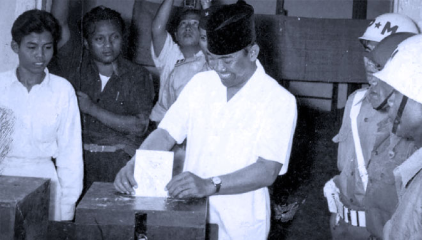 Presiden Soekarno memasukan kertas suara di kotak Pemilu 1955.