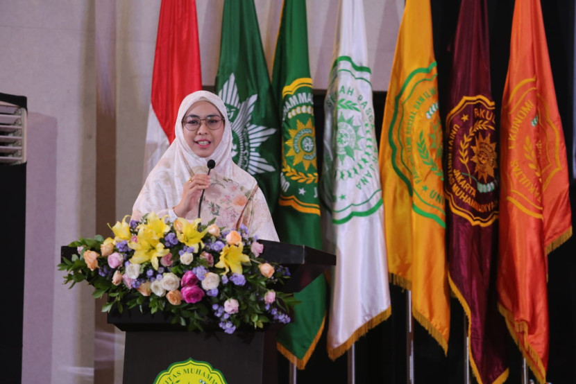 Dr. Hj. Oki Setiana Dewi, saat menyampaikan pandangannya mengenai dunia digital pada acara Pengakjian Ramadan Universitas Muhammadiyah Jakarta (UMJ). (dok. Republika)