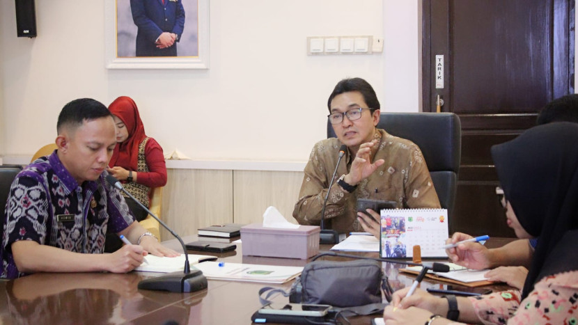  Asisten Perekonomian dan Pembangunan Pemkab Muba Andi Wijaya Busro memimpin rapat migrasi pelanggan listrik PT MEP ke PT PLN. (FOTO: Dinkominfo Muba)