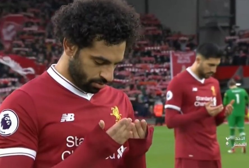 Mo Salah dengan seragam Liverpool berdoa sebelum bertanding.