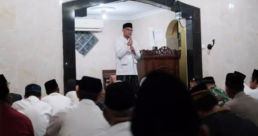 Wakil Wali Kota Depok, Imam Budi Hartono saat memberikan sambutan pada acara Tarling di Masjid Jami' Al Hidayah RW 06 Kelurahan Sukamaju, Kecamatan Cilodong, Kota Depok Jumat (22/03/2024). (Foto: Dok Diskominfo Kota Depok)