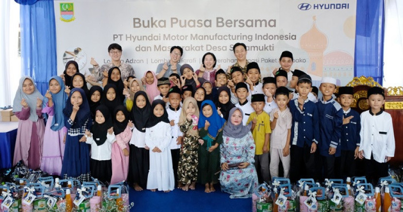 Jajaran manajemen PT Hyundai Motor manufacturing Indonesia, rayakan kebersamaan ramadan bersama warga Desa Sukamukti.   dok Hyundai