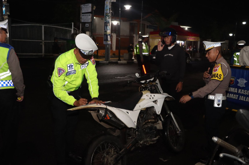 Petugas Polres Sukabumi Kota menindak pengendara sepeda motor yang knalpotnya tidak sesuai spesifikasi di Jalan Sudirman, Kota Sukabumi, Sabtu (23/3/2024) malam.