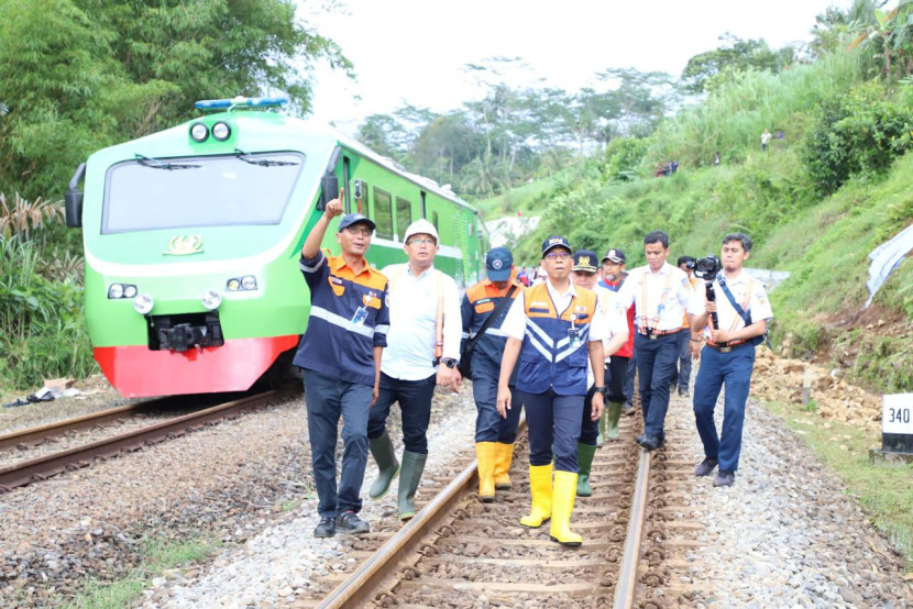 PT Kereta Api Indonesia (Persero) berupaya maksimal untuk memastikan bahwa Angkutan Lebaran 2024 berjalan selamat, aman, dan nyaman dengan melakukan inspeksi. (Foto: Humas PT KAI)