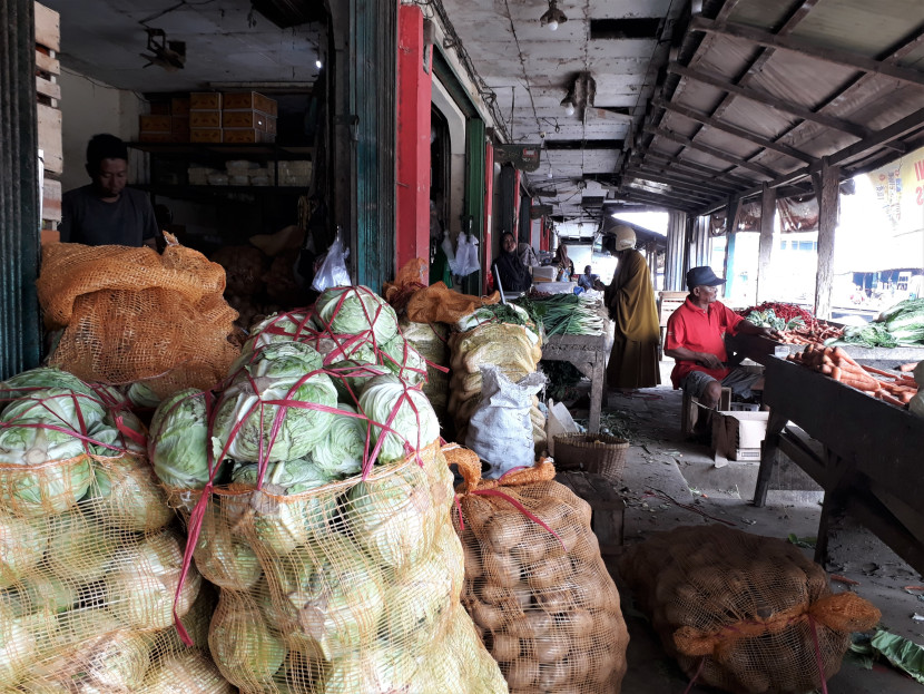 Aktivitas penjual dan pembeli di Pasar Tamin, Bandar Lampung. (Foto: SumatraLink.id/Mursalin Yasland)