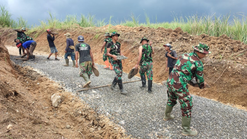 Aparat TNI dari Kodim 0607/Kota Sukabumi bersama warga saat membangun jalan alternatif di wilayah Desa Tenjojaya, Kecamatan Cibadak, Kabupaten Sukabumi.