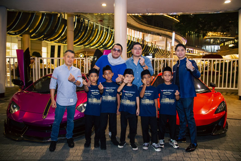 Pembina ISC Hermanto, Co Founder ISC Venjii Hernando, Jordie Samuel co founder ISC, dan Presiden ISC Coco HY berfoto bersama dengan anak yatim saat buka bersama Independent Supercar Club di Jakarta, Sabtu (23/3/2024). Anak-anak yatim diberikan kesempatan untuk menaiki mobil supercar lamborghini aventador. 