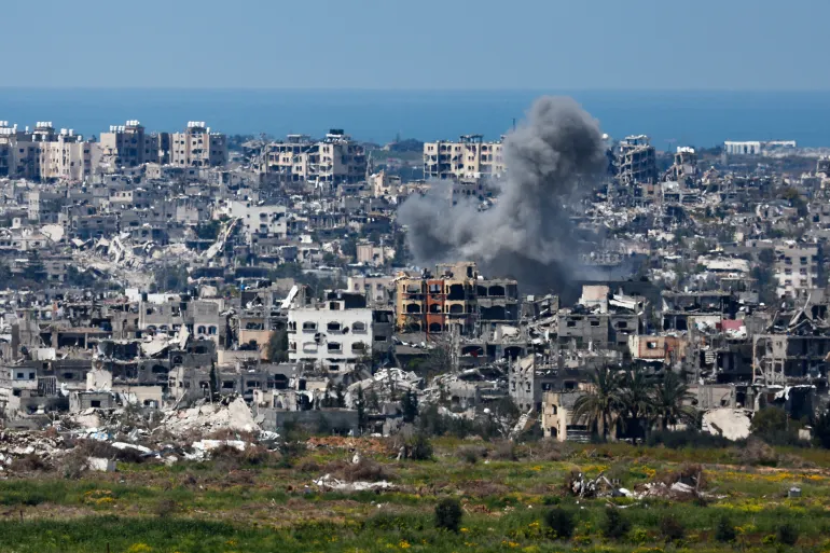 Asap mengepul dari Gaza di tengah serangan Israel terhadap wilayah kantong Palestina yang terkepung [Amir Cohen/Reuters]