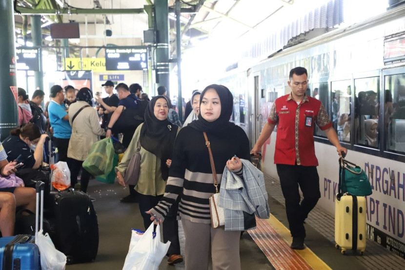 Ilustrasi. KAI mengingatkan agar pelanggan tetap dapat menggunakan kereta api sebagai moda transportasi untuk pulang ke kampung halaman, dengan mengatur waktu keberangkatan dari kediaman menuju stasiun keberangkatan. (Foto: Humas PT KAI)