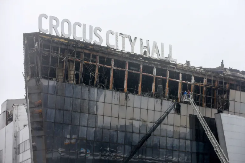 Bagian depan tempat konser Balai Kota Crocus yang terbakar setelah serangan mematikan pada hari Jumat, di pinggiran Moskow, Rusia, pada 23 Maret 2024 [Sergei Vedyashkin/Moscow News Agency/handout via Reuters]
