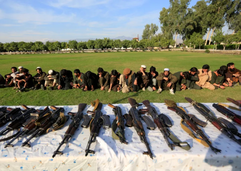 Pengikut ISIS yang menyerah kepada pemerintah Afghanistan ditampilkan kepada media di Jalalabad, provinsi Nangarhar, Afghanistan, pada bulan November 2019 [Parwiz/Reuters]