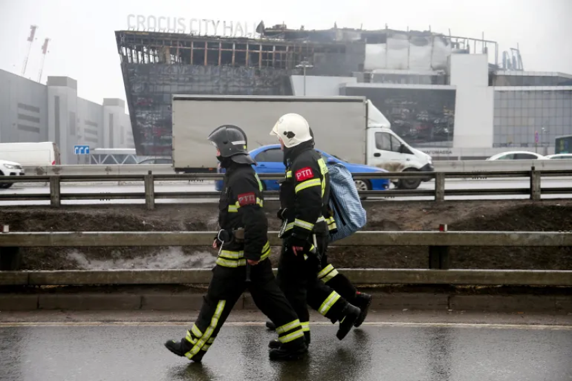 Petugas pemadam kebakaran berjalan di dekat tempat konser Balai Kota Crocus setelah serangan mematikan hari Jumat, di luar Moskow, Rusia [Sergei Vedyashkin/Moscow News Agency/Handout via Reuters]