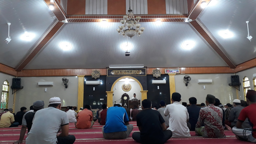 Jamaah mendengarkan ceramah ustadz bakda Dhuhur di Masjid Al Muhajirin, Perumnas Wayhalim Bandar Lampung, beberapa waktu lalu. (Foto: SumatraLin.id/Mursalin Yasland)