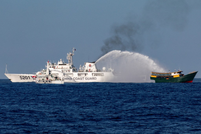 Manuver kapal Coast Guard China menyerang kapal Filipina di perairan Second Thomas Shoal.