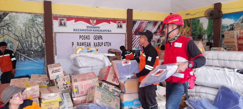 PMI Kabupaten Gresik bersama dengan Tim dari BPBD dan Kodim setempat mendirikan 25 tenda pengungsian di Kecamatan Sangkapura, Pulau Bawean, Gresik. (Dok PMI)