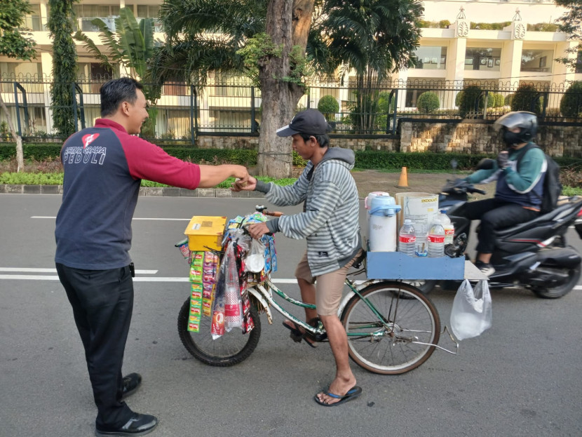 Artha Graha Peduli (AGP) kembali menggelar kegiatan sosial kemasyarakatan dengan berbagi takjil menu buka puasa di ratusan titik. (Dok Artha Graha)