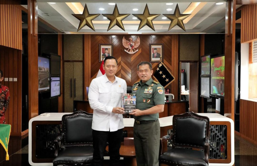 Menteri ATR/Kepala BTN Agus Harimurti Yudhoyono (AHY) bersama KSAD Jenderal Maruli Simanjuntak.